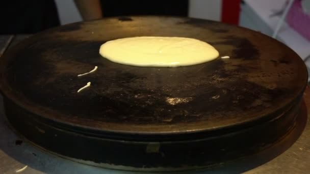 Faire Crêpe de sucre classique (HD). Crêpe à sucre préparée sur une cuisinière ronde . — Video