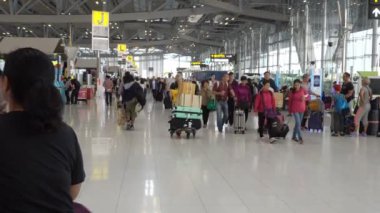 Samut Prakan, Tayland - 1 Mar 2016: Yolcu bina Suvarnabhumi Airport insanlarda olan iki Uluslararası Havaalanı Bangkok, Tayland biri. Havaalanında Bang PHLI, Samut Prakan yer alır