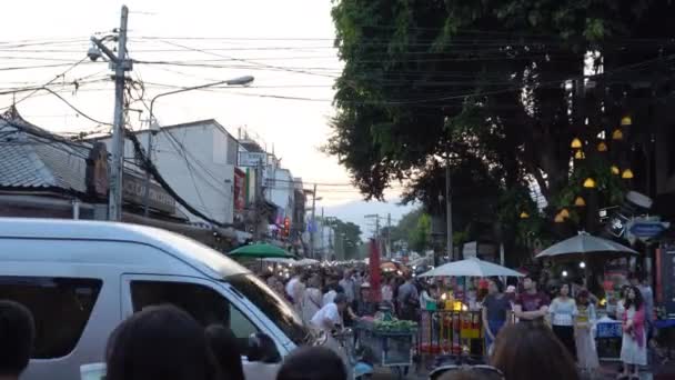CHIANG MAI, THAILANDIA - 5 MARZO 2017: La gente cammina al famoso Sunday Market camminando strada è più popolare. Il mercato è aperto tutte le domeniche dalle 17 fino a mezzanotte. 4k uhd — Video Stock