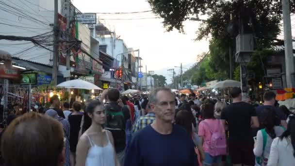 Chiang Mai, Thajsko - 5 března 2017: Lidé pěšky na slavný trh Sunday walking street je velmi populární. Trh je otevřeno každou neděli od 17 hodin do půlnoci. 4 k uhd — Stock video