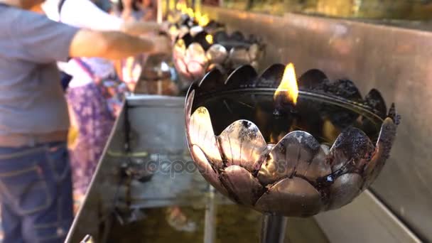 Feu dans la lampe à huile d'argent pour le culte Bouddha à Wat Phra que Doi Suthep est le plus populaire et lieu célèbre à Chiang Mai Thaïlande. 4k uhd — Video