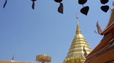 Wat Phra bu DOI Suthep mavi gökyüzü arka plan ile Tapınağı çatı en popüler ve Chiang Mai Tayland ünlü yer. 4 k uhd