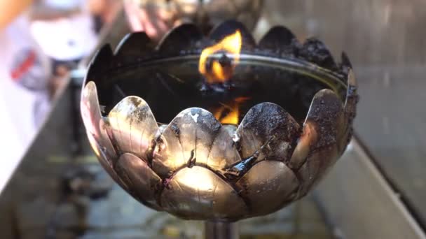 Feuer in der silbernen Öllampe für Anbetung Buddha at wat phra, dass doi suthep ist am beliebtesten und berühmtesten Ort in Chiang Mai Thailand. 4k uhd — Stockvideo