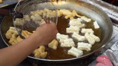 Sokak gıda kahvaltıda kızarmış derin kızarmış hamur sopa backpacker ve yerel ve turistik Chiang Mai Tayland at ünlüdür. 4 k uhd