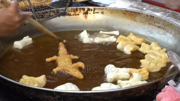 Frito palo de masa frita en el desayuno de comida callejera es famoso por mochilero y local y turista en Chiang Mai Tailandia. 4k uhd — Vídeos de Stock