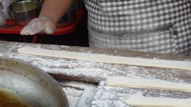 Делать палочку из жареного теста на уличном завтраке - это то, чем славится бэкпакер, а также местный и турист в Чианг (Таиланд). 4k uhr — стоковое видео
