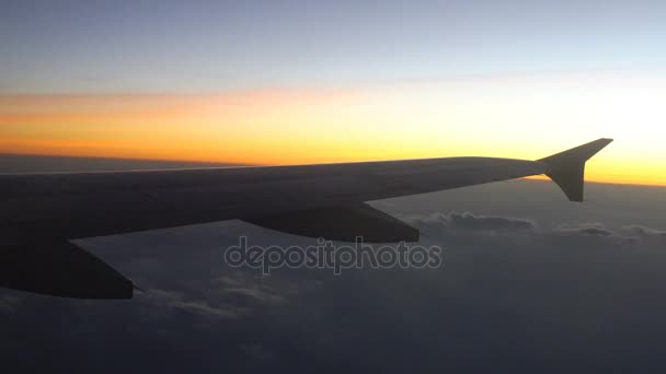 Vleugel van het vliegtuig vanuit venster in de avond schemering tijd. 4 k uhd — Stockvideo