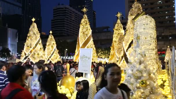 Bangkok, Tailândia - 1 de janeiro de 2017: Thai People and Tourists Celebrating Christmas and New Year Festival. O Centro Comercial e a Área de Banguecoque ficam ao lado do Mundo Central. Bangkok, Tailândia — Vídeo de Stock