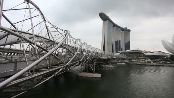 Singapore - 17 November: Helix bron, tidigare känd som den dubbel Helix Bridge, fotgängare bro förbinder Marina centrum med Marina South i Marina Bay area på November 2016 Singapore — Stockvideo