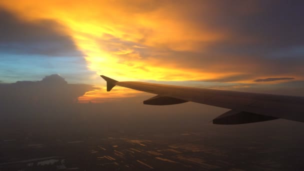 Ala Del Avión Ventana Por Tarde Crepúsculo Con Cielo Hermoso — Vídeos de Stock