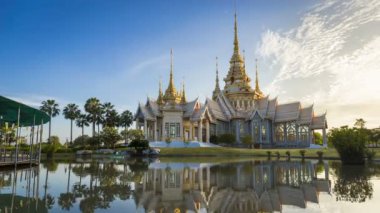 4k. Zaman atlamalı, Wat sigara Kum, Amphoe Sikhiu, gün batımında Tayland Nakhon ratchasima Tapınağı Simgesel Yapı