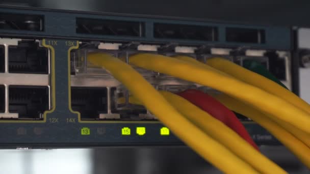 Lan 缆线连接的服务器机房中加载和工作的网络交换机的详细信息 — 图库视频影像