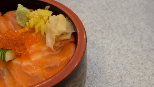 Salmón Fresco Sin Cocer Fresco Huevo Con Wasabi Verduras Tazón — Vídeo de stock