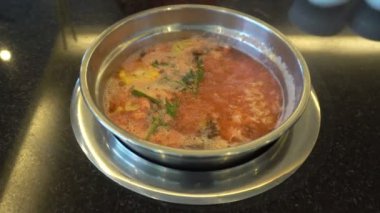 Sıcak ve baharatlı sebze balık ve et Restaurant'ta çorba lezzetli Tay yemek pişirmekten kapatın. 4k Uhd
