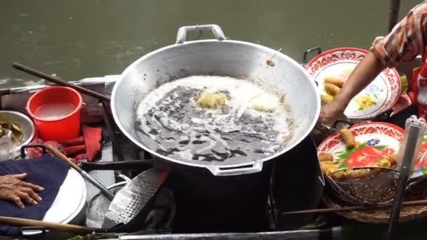 Commerçant Vendant Nourriture Sur Des Bateaux Fait Des Bananes Frites — Video