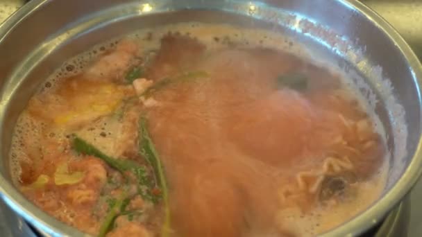 Gros Plan Délicieux Plats Thaïlandais Soupe Cuisiner Chaud Épicé Avec — Video