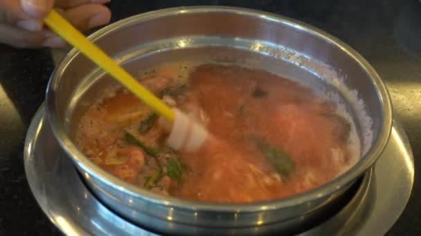 Primer Plano Deliciosa Sopa Comida Tailandesa Cocinada Con Paleta Mano — Vídeo de stock