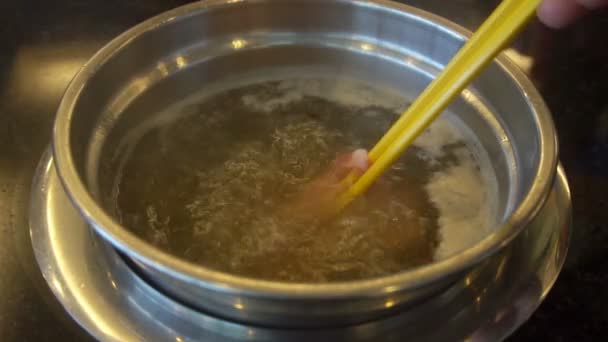 Закрыть Вкусный Тайский Суп Приготовленный Вручную Ресторане Сверхмедленная 120 Кадров — стоковое видео