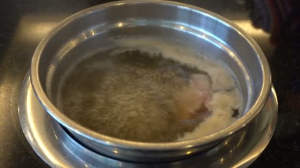 Pyszne Tajskie Jedzenie Zupy Gotowanie Ręki Warzyw Owoców Morza Mięsa — Wideo stockowe