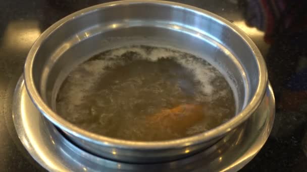 美味的泰国菜汤烹调与手菜海鲜和肉在餐馆 Uhd — 图库视频影像