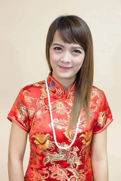 アジアの女性の伝統的な中国のチャイナ ドレス パール赤黄金スタイルで中国の新年のお祝いの挨拶のクローズ アップ — ストック写真