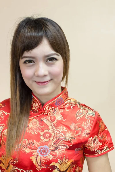 Closeup Ασιατική Γυναίκα Χαιρετισμό Παραδοσιακά Κινέζικα Cheongsam Στο Κινεζικό Νέο — Φωτογραφία Αρχείου
