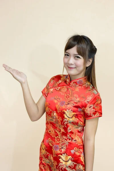 Donna Asiatica Saluto Cinese Tradizionale Cheongsam Con Espressione Benvenuto Ascensore — Foto Stock