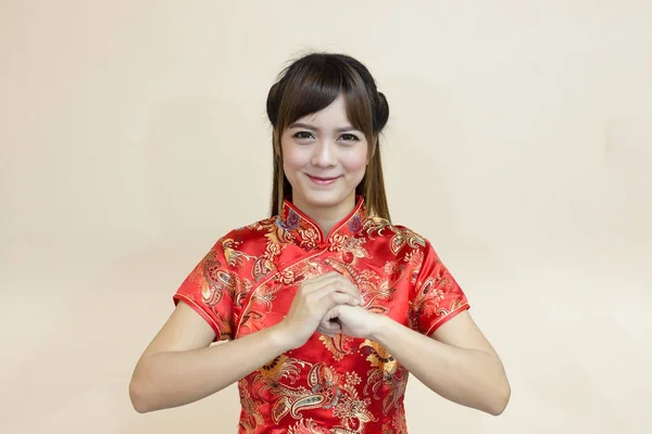 Азиатская Женщина Приветствие Традиционном Китайском Чонгсам Поднятием Руки Приветственное Выражение — стоковое фото