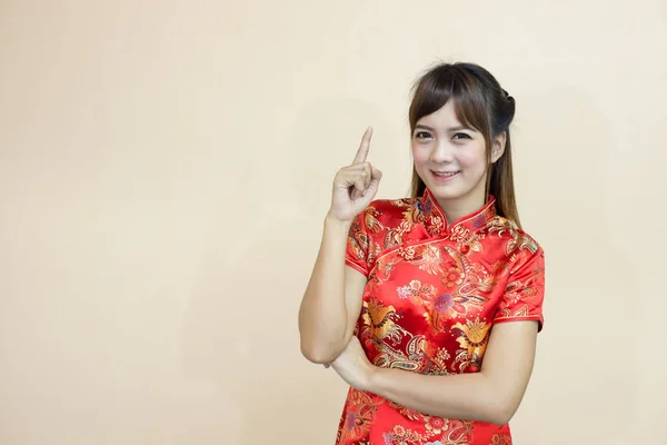 Азиатская Женщина Приветствие Традиционном Китайском Cheongsam Поднятием Руки Приветственное Выражение — стоковое фото