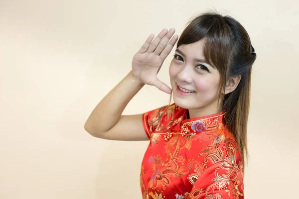 Азиатская Женщина Приветствие Традиционном Китайском Чонгсам Поднятием Руки Приветственное Выражение — стоковое фото