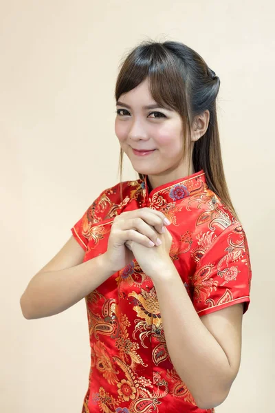 アジアの女性の伝統的な中国語または手上げ歓迎式とチャイナ ドレスのご挨拶と幸運赤黄金スタイルで中国の新年のお祝いに — ストック写真