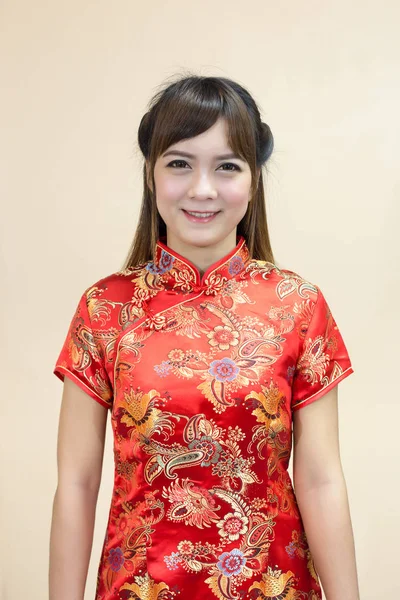 アジアの女性の伝統的な中国語または赤い黄金スタイルで中国の新年のお祝いでチャイナ ドレスの挨拶のクローズ アップ — ストック写真