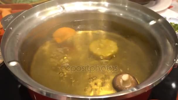Mâncare Delicioasă Thailandeză Gătit Supă Fructe Mare Legume Mână Carne — Videoclip de stoc