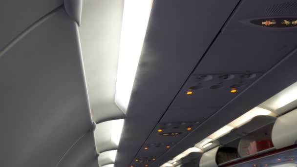 飞机机舱 空调在飞机上打开冷却机舱与警告和信息标志 — 图库视频影像