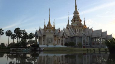 Nakhon ratchasima Temple of Wat sigara Kum, Tayland'da Amphoe Sikhiu, gün batımında dönüm noktası