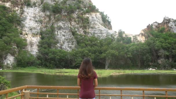 Mulher Com Cabelo Longo Saudável Livre Ficar Com Montanha Rio — Vídeo de Stock