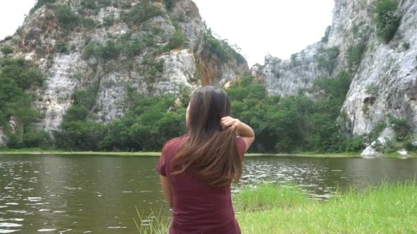 Frauen Mit Gesunden Langen Haaren Sitzen Draußen Berg Und Fluss — Stockvideo