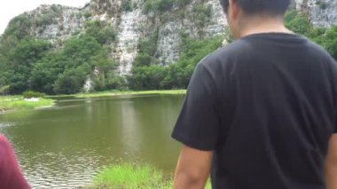 Adam ve kadın veya çift doğa dağ ve nehir ile beraber holding arka yürüyelim. Mutlu özgürlük ve seyahat kavramı.