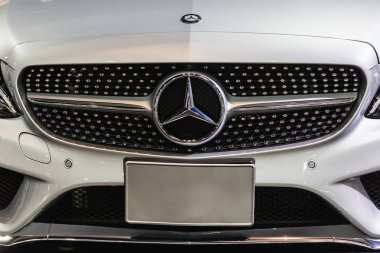 Bangkok, Tayland 1 Nisan, 2018: Mercedes Benz işareti yakın Up in Bangkok Uluslararası Otomobil Fuarı. 1926 yılında kurulan bir Alman lüks otomobil üreticisi, Alman çok uluslu bir bölümü olan