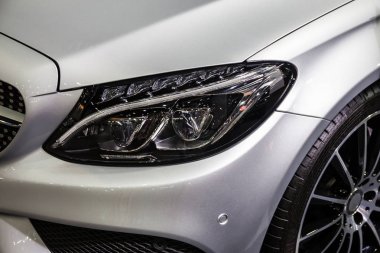 Ayrıntı birinde Led farlar modern ve lüks bir araba, yakın çekim. Odağı seçin.