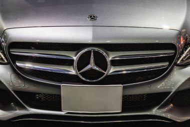 Bangkok, Tayland 1 Nisan, 2018: Mercedes Benz işareti yakın Up in Bangkok Uluslararası Otomobil Fuarı. 1926 yılında kurulan bir Alman lüks otomobil üreticisi, Alman çok uluslu bir bölümü olan