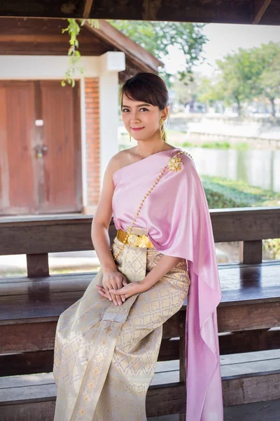 Les Femmes Assoient Tissu Traditionnel Thaïlande Robe Thaïlandaise Dans Maison — Photo