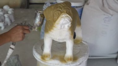 Kadın el eldiven boya pug köpek heykeli ayrıntıları airbrush tarafından 