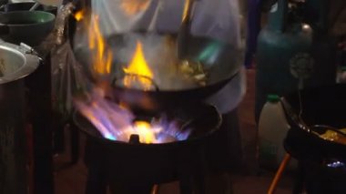 Sokak tarafı wok Çin Mahallesi Bangkok yangında. Şehir merkezindeki Yaowarat yol gıda Tayland'da sokak gece yolda dışında sebzeli kızgın yağ kadar Cook ateş.