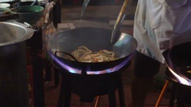 Sokak tarafı wok Çin Mahallesi Bangkok yangında. Şehir merkezindeki Yaowarat yol gıda Tayland'da sokak gece yolda dışında sebzeli kızgın yağ kadar Cook ateş.