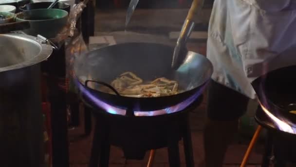 曼谷唐人街的街边锅火 在泰国的 Yaowarat 路大街上 库克在晚上的路上用蔬菜烧热油 — 图库视频影像