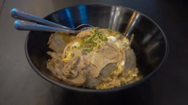 Mutfak kase sıcak kızarmış pirinç omlet ve domuz masada kapatın. Tayland gıda