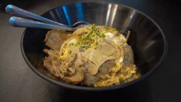 Nahaufnahme Der Küchenschüssel Mit Gebratenem Reisomelett Und Schweinefleisch Auf Dem — Stockvideo