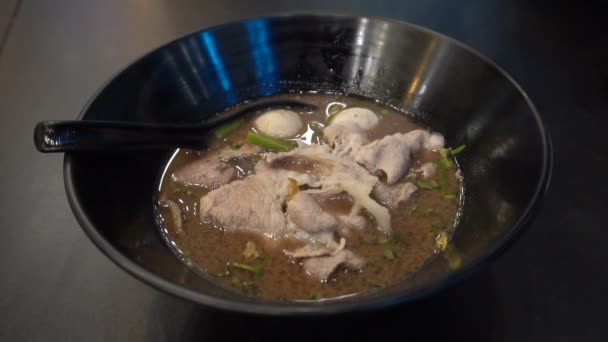 Nahaufnahme Der Küchenschüssel Mit Heißer Nudelsuppe Auf Dem Tisch Thailändisches — Stockvideo