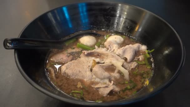 Menutup Mangkuk Dapur Dengan Sup Mie Panas Atas Meja Makanan — Stok Video